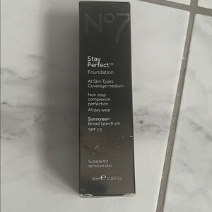 Stay Perfect Foundation - Black